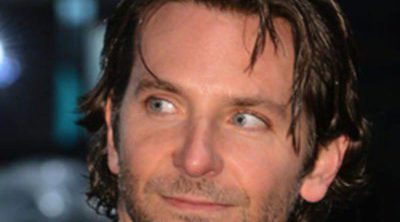 Bradley Cooper disfruta de su soltería coqueteando con varias mujeres