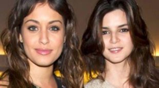 Hiba Abouk, Clara Lago, María León y Eva González no pierden detalle del desfile de Antonio García