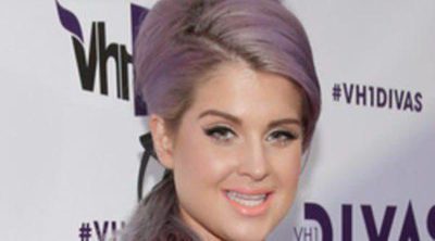 Kelly Osbourne se hace un esguince al meter el tacón de su zapato en un desagüe