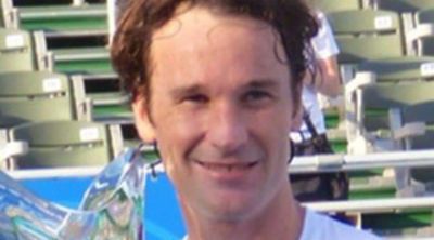 Carlos Moyá conquista el torneo de Delray Beach bajo la atenta mirada de Carolina Cerezuela y sus hijos