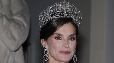 La Reina Letizia en la cena de gala en Dinamarca: vestido de Felipe Varela, coleta y Tiara de la Flor de Lis