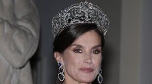 La Reina Letizia en la cena de gala en Dinamarca: vestido de Felipe Varela, coleta y Tiara de la Flor de Lis