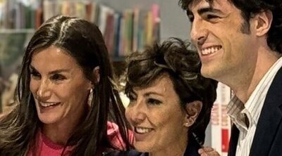 La Reina Letizia sorprende a su amiga Sonsoles Ónega en la firma de la novela con la que ganó el Premio Planeta 2023