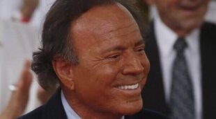 Julio Iglesias no fue retenido en un aeropuerto por llevar kilos de comida en la maleta