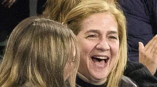 La Infanta Cristina, desatada y feliz junto a su nuera Johanna Zott en un partido de balonmano de su hijo Pablo Urdangarin