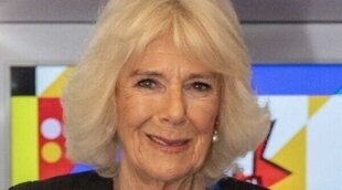 Camilla presume orgullosa de su Barbie: "Me han quitado 50 años de encima"