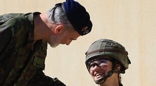 El Rey Felipe VI visita a la Princesa Leonor durante sus maniobras militares: orgullo de padre y mucha complicidad