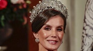 La Reina Letizia en la cena de gala en Países Bajos: la Tiara Rusa, joyas de pasar, besamanos sentada y condecoración menor