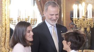 Las anécdotas del almuerzo por el Cervantes 2023: el pin, el móvil de Letizia, el brindis de Felipe VI y Sonsoles Ónega