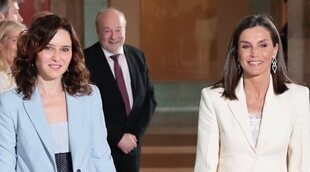 La Reina Letizia pone de moda las zapatillas: Isabel Díaz Ayuso también apuesta por calzado deportivo en un acto con ella