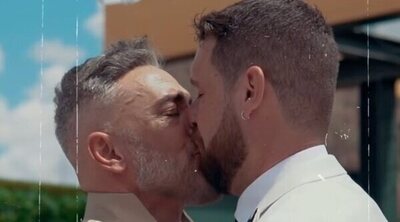 Kiko Hernández celebra su primer aniversario de boda con Fran Antón con un pequeño recuerdo a 'Sálvame'