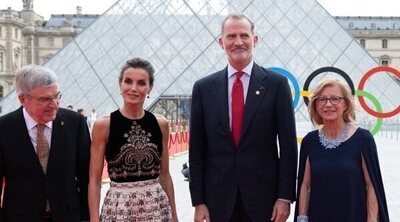 Cumbre royal en la cena de gala celebrada en el Louvre: Felipe y Letizia no fallan y Máxima de Holanda, la sonada ausencia