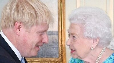 Boris Johnson crea un escándalo al contar que la Reina Isabel murió de cáncer de huesos pese a que ya se reveló en otro libro