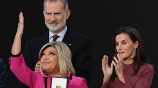 Terelu Campos recoge en nombre de María Teresa Campos la Medalla de Oro al Mérito en las Bellas Artes de mano de los Reyes