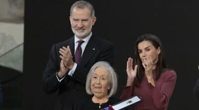 El momento más emotivo entre la Reina Letizia y la madre de Itziar Castro en la entrega de medallas a las Bellas Artes