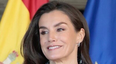 La alegría de la Reina Letizia con los trabajadores españoles de la FAO tras la cena de gala sin tiara en Italia