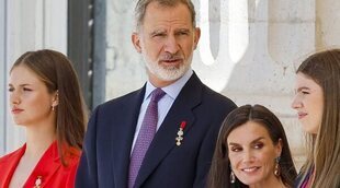 Los Reyes Felipe y Letizia y sus hijas Leonor y Sofía visitan por sorpresa Catarroja, localidad afectada por la DANA