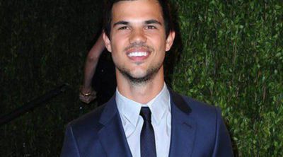 Taylor Lautner y Ashley Benson tienen una cita en un restaurante de Los Angeles