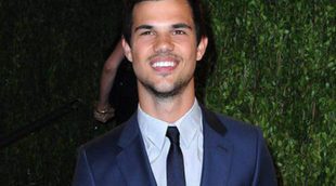 Taylor Lautner y Ashley Benson tienen una cita en un restaurante de Los Angeles