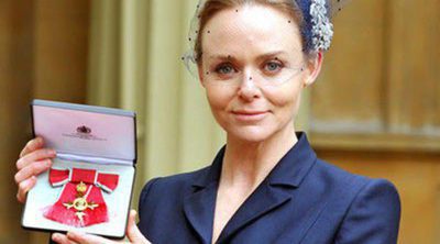 La Reina Isabel II de Inglaterra condecora a Stella McCartney con la Orden del Imperio Británico