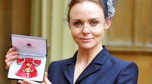 La Reina Isabel II de Inglaterra condecora a Stella McCartney con la Orden del Imperio Británico