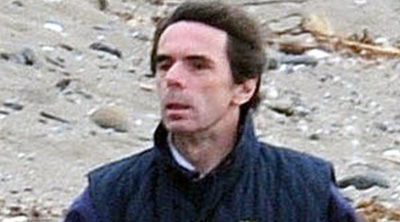 José María Aznar pasea con sus perros por la playa de Marbella ignorando la normativa