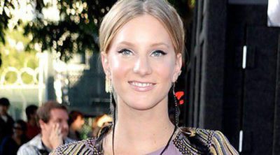 La actriz de 'Glee' Heather Morris presume de incipiente embarazo mientras pasea a su perro