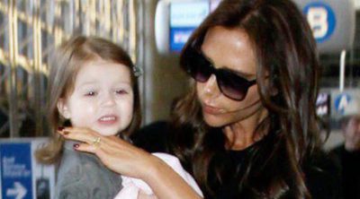 Victoria Beckham, todo glamour en el aeropuerto de Los Ángeles con Harper Seven, Romeo, Cruz y Brooklyn