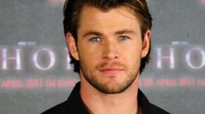 Chris Hemsworth muestra orgulloso una foto de su hija India Rose en la playa