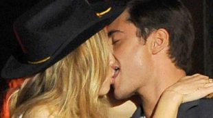 Zac Efron besa apasionadamente a Halston Sage durante el rodaje de 'Townies'