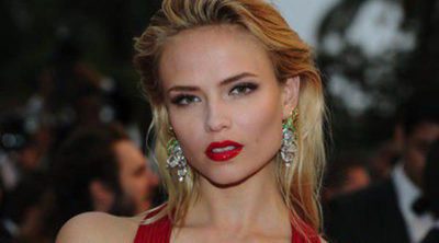 La modelo rusa Natasha Poly anuncia que está embarazada de su primer hijo