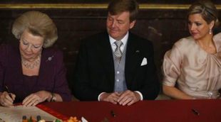 La Reina Beatriz firma el Acta de Abdicación y convierte a Guillermo y Máxima en Reyes de Holanda