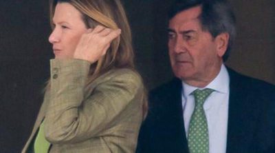 Miriam Lapique y Alfonso Cortina visitan a Caritina Goyanes y a su hija en la clínica