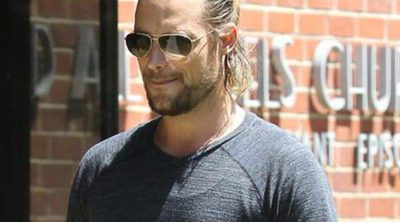 Gabriel Aubry, un padre feliz y entregado que recoge a su hija Nahla en la escuela