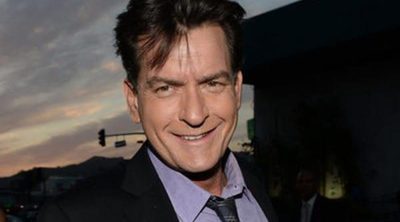 Charlie Sheen apoya que Denise Richards cuide de los hijos que tuvo con Brooke Mueller