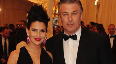 Hilaria Thomas presume de embarazo junto a su marido Alec Baldwin en la Gala del MET 2013