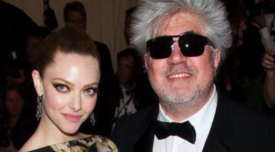 Pedro Almodóvar, acompañado por Amanda Seyfried, el toque español de la Gala del MET 2013