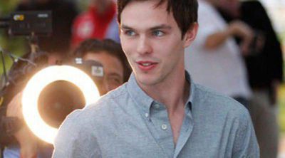 Nicholas Hoult se va de fiesta con su compañera de reparto Riley Keough