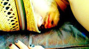 Perrie Edwards le pinta las uñas a Zayn Malik mientras duerme