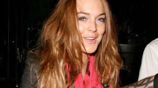 El padre de Lindsay Lohan decide sacarla del Betty Ford Center a pesar de sus progresos