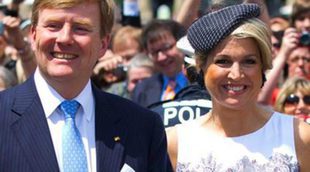 Guillermo Alejandro y Máxima de Holanda visitan el museo Mercedes Benz en Stuttgart