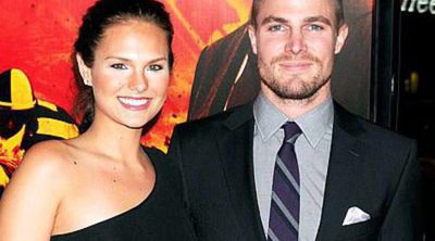 Stephen Amell espera su primer hijo junto a su esposa Cassandra Jean