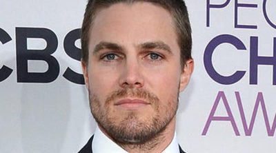 El actor de 'Arrow' Stephen Amell disfruta de la playa con una embarazada Cassandra Jean