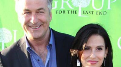 Hilaria Thomas presume de embarazo con un ajustado vestido junto a su marido Alec Baldwin