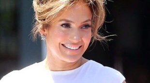 Jennifer Lopez recibe su estrella en el Paseo de la Fama arropada por Casper Smart y Pitbull