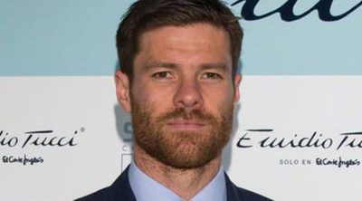 Xabi Alonso y Nagore Aramburu dan la bienvenida al verano disfrutando de la playa en familia