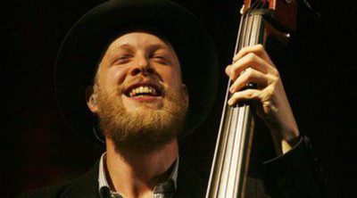 Mumford & Sons vuelve a los escenarios tras la operación a su bajista, Ted Dwane