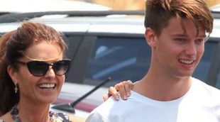 Maria Shriver disfruta de un desayuno familiar junto a sus hijos Christopher y Patrick Schwarzenegger en Malibú