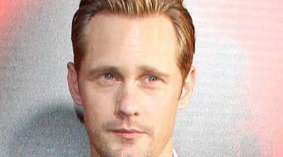 El actor de 'True Blood' Alexander Skarsgard luce sus músculos en una foto familiar