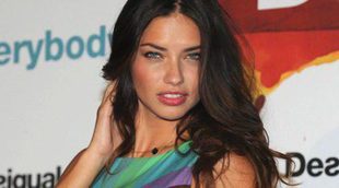 Adriana Lima protagoniza el desfile de Desigual primavera/verano 2014 en la 080 Barcelona Fashion